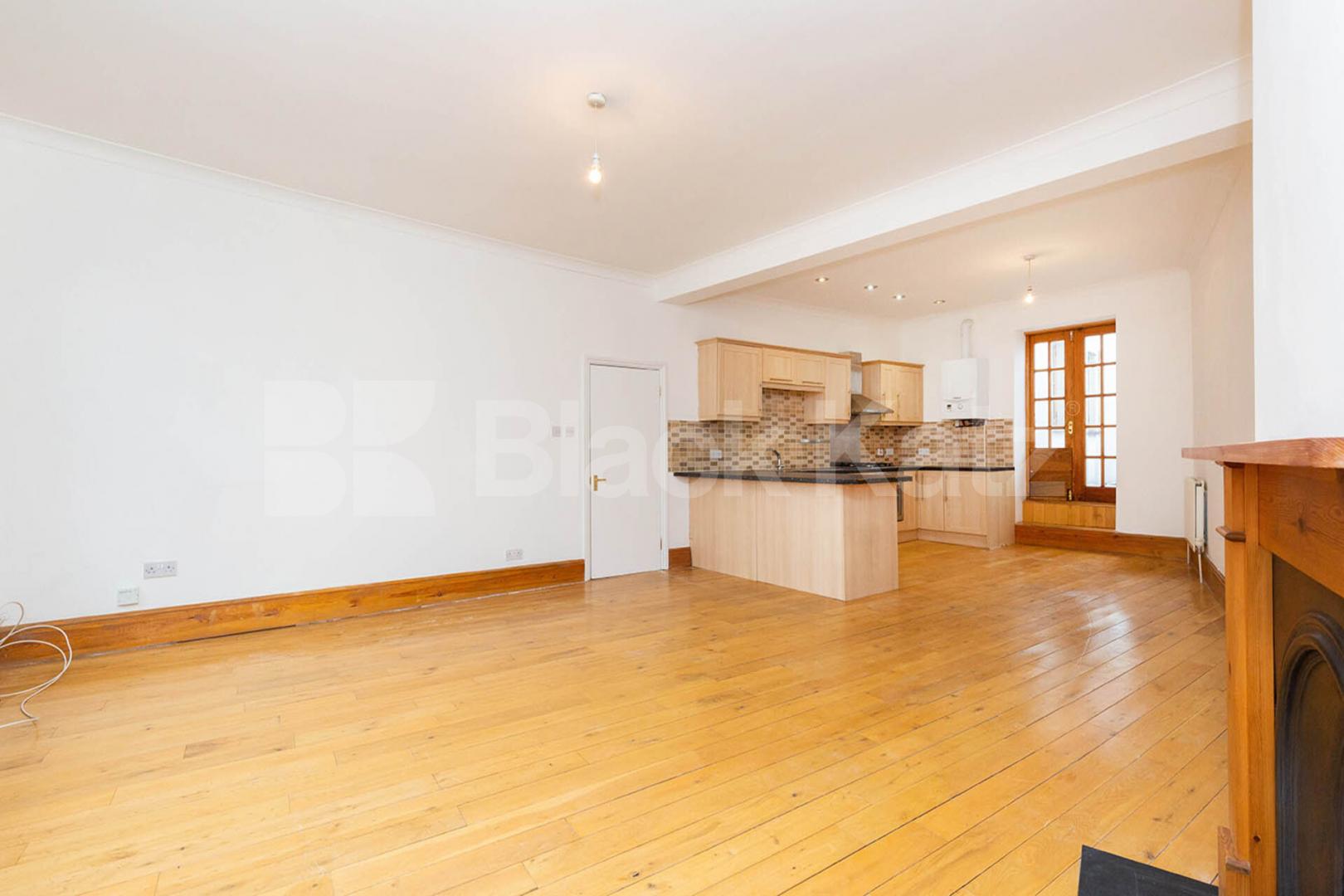 2 bedroom property with a 20ft roof terrace in central Crouch End Park Road, Crouch End